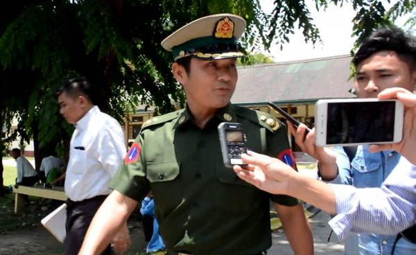 တပ်မတော်အရာရှိ ဒုဗိုလ်မှူးကြီး မျိုးမင်းဦးအား မေလ ၁၆ ရက်နေ့ ပြည်နယ်တရားရုံးတွင် တွေ့ရစဉ်။