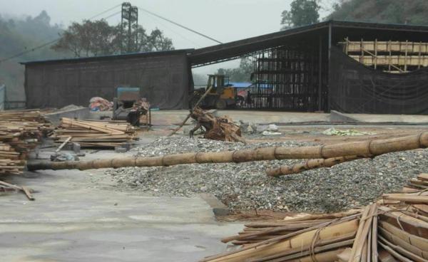 ရွှေလီမြစ်ကမ်းနံဘေး ကြိုးတံတားဟောင်းနဲ့ကြိုးတံတားသစ်ကြားစက္ကူစက်ရုံ