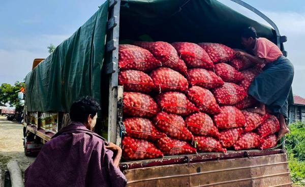 ဘင်္ဂလားဒေ့ရှ်နိုင်ငံသို့ ငါး၊ ပုဇွန်၊ ကဏန်းနှင့် ကြက်သွန်၊ ငရုပ်၊ ဆန် စသည့် ကုန်ပစ္စည်းများကို အဓိကတင်ပို့သည်။ ဓာတ်ပုံ - RSCCI