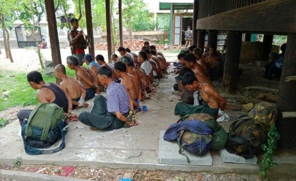 ၂၀၂၂ ခုနှစ်၊ မေလ ၁ဝ ရက်နေ့က စစ်ကိုင်းတိုင်းဒေသကြီးအတွင်း အရပ်သား ၃၀ ခန့်ကို လက်ပြန်ကြိုးတုပ်ပြီး ဖမ်းဆီထားစဉ်။ ဓာတ်ပုံ - RFA