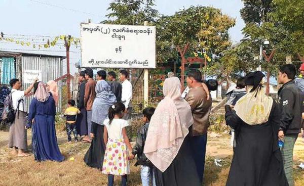 ငါးခူရ ပြန်လည်လက်ခံရေးစခန်းသို့ ဝင်ရောက်လာသော မွတ်ဆလင်များကို ယခင်နှစ်များက တွေ့ရစဉ်။ ဓာတ်ပုံ - မြန်မာ့အလင်း