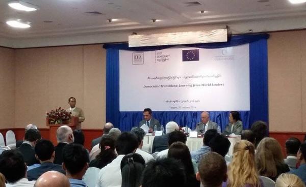 ဇန်နဝါရီလ ၂၀ရက်၊ ရန်ကုန်မြို့ကမ္ဘာအေးဘုရားလမ်းရှိ၊ Mi Casa ဟိုတယ်တွင် ပြုလုပ်သည့် ဒီမိုကရေစီအသွင် ကူးပြောင်းခြင်းများ ကမ္ဘာ့ခေါင်းဆောင်များထံမှသင်ယူခြင်း စာအုပ်ထုတ်ဝေခြင်းအခမ်းအနား၌ မြန်မာနိုင်ငံ အသွင်ကူးပြောင်းခြင်းအပေါ်ဆွေးနွေးတင်ပြနေသည့် ဦးကိုကိုကြီးကိုတွေ့ရစဉ်။ ဓါတ်ပုံ၊ ဟိန်းကိုစိုး။