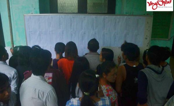 မော်လမြိုင်မြို့ရှိ စာစစ်ဌာနများတွင် အောင်စာရင်းကြည့်ရှုနေသော သူများ