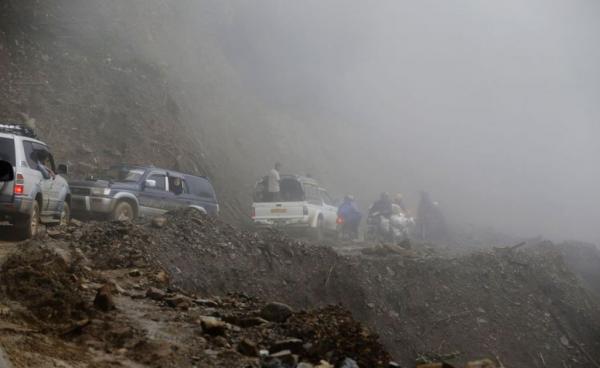A picture made available on 21 October 2016 shows cars drive on a narrow hill-side road near Tedim city, Chin State, Myanmar, 12 October 2016. Photo: Nyein Chan Naing/EPA