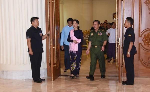 ဇွန်လ ၈ရက်က ရခိုင်ပြည်နယ်အရေး ပြုလုပ်သည့််အစည်းအဝေးသို့ တက်ရောက်လာသော ဒေါ်အောင်ဆန်းစုကြည်နှင့် ဗိုလ်ချုပ်မှူးကြီး မင်းအောင်လှိုင်(ဓာတ်ပုံ- သမ္မတရုံး)