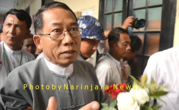 ဓာတ်ပုံ - ဇွန်လ ၂ဝ ရက်နေ့ကရုံးချိန်းတွင် ဒေါက်တာအေးမောင်အား တွေ့ရစဉ်။