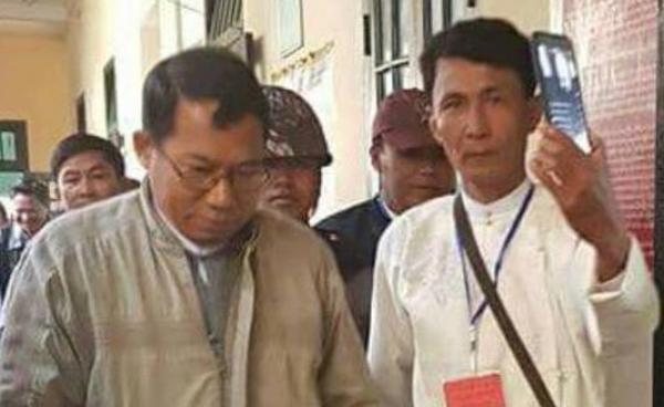 ဓာတ်ပုံ- ဒေါက်တာအေးမောင်ဘေးမှာ အကျင်္ီအဖြူဝတ်ထားသူမှာ ဦးအောင်သန်းဝေ ဖြစ်သည်။