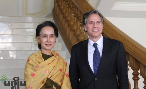   မြန်မာနိုင်ငံသို့ရောက်ရှိနေသော အမေရိကန် လက်ထောက်နိုင်ငံခြားရေးဝန်ကြီး Mr.Tony Blinken သည် အမျိုးသားဒီမိုကရေစီအဖွဲ့ချုပ်ဥက္ကဌ ဒေါ်အောင်ဆန်းစုကြည်နှင့် ဇန်နဝါရီ ၁၈ရက်က တွေ့ဆုံစဉ်။ (ဓာတ်ပုံ-မင်းမင်း)