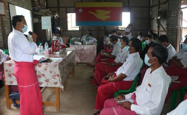 MUP ဗဟိုမှ ရေးမြို့နယ်ကော်မတီဝင်များအား ရှင်းလင်းပြောကြားစဉ် (MUP)