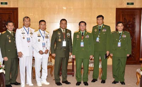 တပ်မတော်ကာကွယ်ရေးဦးစီးချုပ် ဗိုလ်ချုပ်မှူးကြီး မင်းအောင်လှိုင်နှင့် အဖွဲ့ဝင်များအား အာဆီယံစစ်ဦးစီးအချို့နှင့်အတူ တွေ့ရစဉ်။ (ဓာတ်ပုံ - တပ်မတော်ကာကွယ်ရေးဦးစီးချုပ်ရုံး)