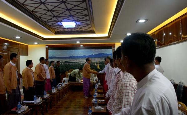 မွန်ပြည်နယ်ဝန်ကြီးချုပ်က မွန်ပြည်သစ်ပါတီကိုယ်စားလှယ်များအား နှုတ်ဆက်နေစဉ်(photo: MNA)