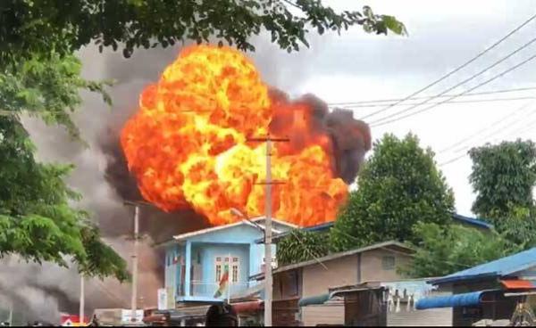 ခိုလမ်မြို့နယ်ခွဲ Top ဓါတ်ဆီဆိုင်အား သြဂုတ်လ ၂ ရက် ယနေ့မွန်းတည့်ချိန်က မီးလောင်မှုဖြစ်ပွါး Photo FB – Sai Marn Pyae