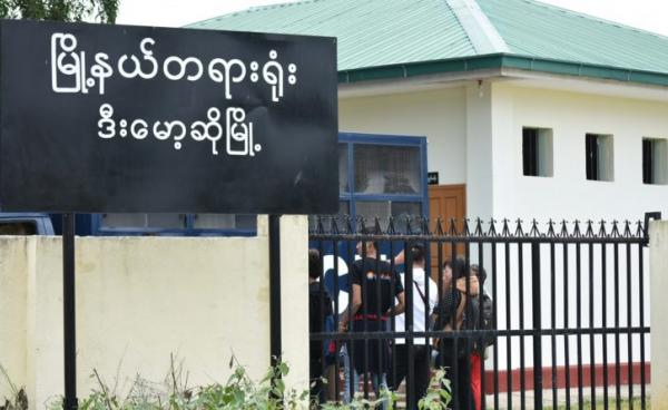  လူငယ်များကို တရားစွဲဆိုထားသည့် ဒီးမော့ဆိုမြို့နယ်တရားရုံးတွင် ရုံးထုတ်စစ်ဆေးနေသည်။ (ဓါတ်ပုံ-ကရင်နီပြည်လူငယ်များသမဂ္ဂ)