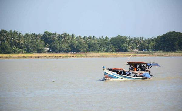 (ဓာတ်ပုံ - အပေါက်ဝကျေးရွာအနီးတွေ့ရသည့် မော်တော်ဘုတ်တစ်စီး။ သတင်းနှင့် ဘုတ်မှာ သက်ဆိုင်မှု မရှိပါ။)