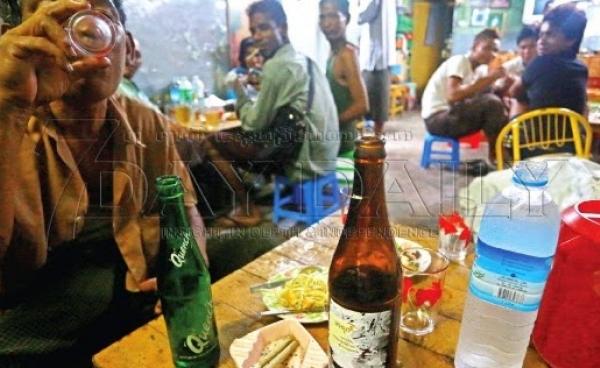 အရက်ဆိုင်တွင် သောက်သုံးနေသူများ(photo: 7Day)