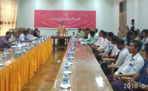 ယာဉ်လိုင်းအသစ်ပြေးဆွဲမည့် အစီအစဉ်နှင့်ပတ်သက်၍ ကယားပြည်နယ်လွှတ်တော်၌ သြဂုတ်လ ၂၁ ရက်နေ့က ကြားနာပွဲပြုလုပ်နေစဉ်(ဓါတ်ပုံ-ခူးစိုးရယ်ဦး)