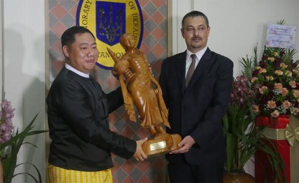 Aung Hlaing Oo (left) sent gift to Ambassador Andrii Beshta(right) on the opening ceremony. Photo by Deming Zhang
