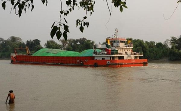 အတ္ထရံမြစ်ကြောင်းမှ ကျောက်မီးသွေးတင်သဘောင်္တစ်စီးခုတ်မောင်းနေစဉ်(MNA)