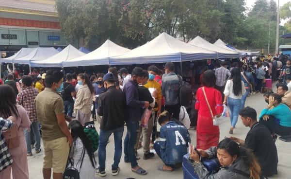 Photo by ဒေသခံတစ်ဦး၊ တရုတ်ပြည်ဝင်ရန် စောင့်ဆိုင်းနေသည့် မြန်မာရွှေ့ပြောင်းအလုပ်သမားများ