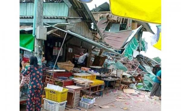 ဗုံးပေါက်ကွဲမှုကြောင့် ဈေးဆိုင်ခန်းများ ပျက်ဆီးနေပုံ