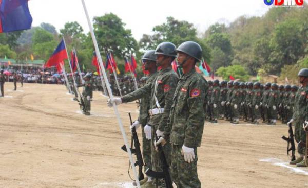 ရက္ခိုင့်တပ်တော် တပ်ဖွဲ့ဝင်များအားတွေ့ရစဉ်