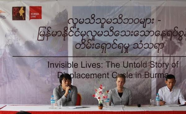 ‘လူမသိသူမသိဘဝများ’ အစီရင်ခံစာတင်ပြနေစဉ်(HURFOM)