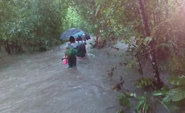  ကျောင်းသူအချို့အိမ်ပြန်လာစဉ်(photo: Myat Oo Thar)