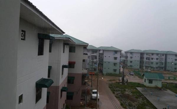 ယခင်ပြည်နယ်အစိုးရမှဆောက်လုပ်ထားသော သီရိမင်္ဂလာတန်ဖိုးနည်းအိမ်ယာများကို မြင်တွေ့ရစဉ်