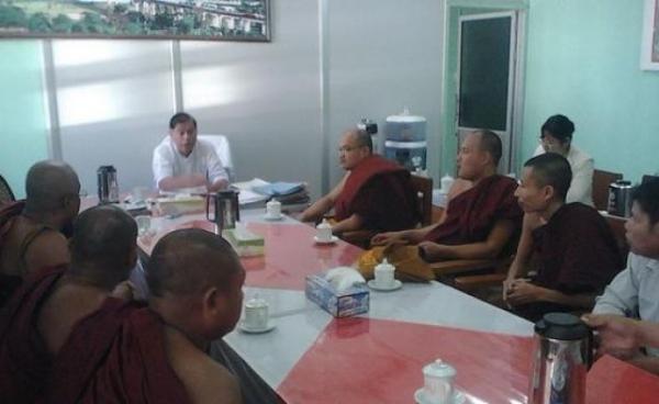 Monks Meet with Mon State Government and Parliament Officials