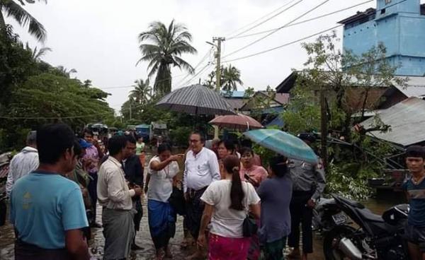 လေဘေးဒဏ်ခံရသည့် မော်လမြိုင်မြို့ပေါ်ရပ်ကွက်များသို့ မွန်ပြည်နယ်ဝန်ကြီးချုပ်ရောက်ရှိလာစဉ်(Mon State Government Office)