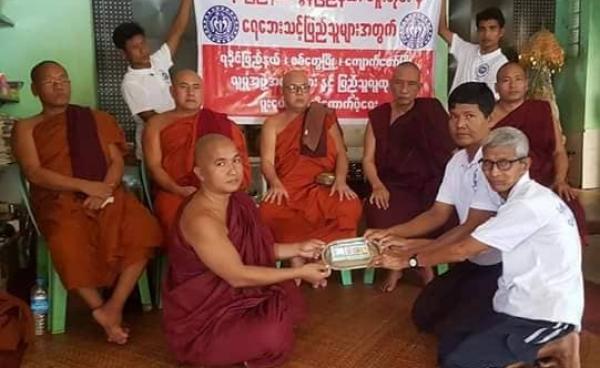 ဓာတ်ပုံ- ရခိုင်မှ ရဟန်းတော်များနှင့် လူမှုအဖွဲ့အစည်းများမှ ကိုယ်တိုင်သွားရောက်ကူညီနေကြစဉ်