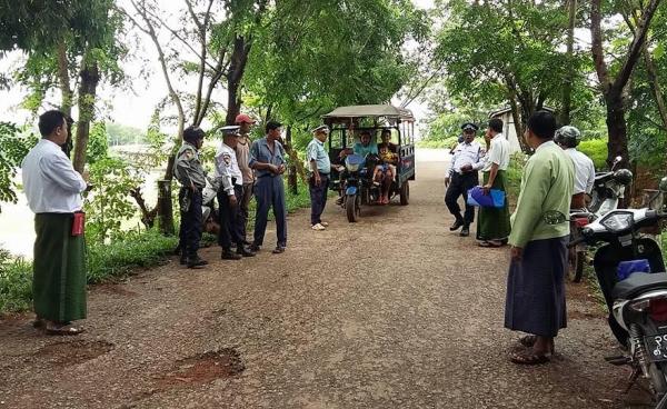 ယာဉ်များစစ်ဆေးနေစဉ် (Aung Naing Win FB)