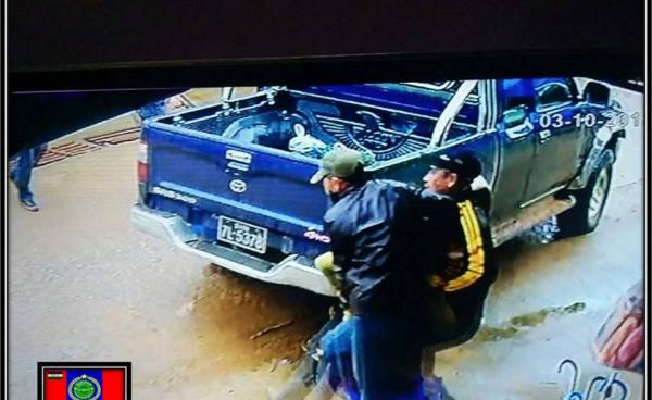 တာချီလိတ်စျေးသည်တဦး သေနတ်ထောက်ဖမ်းဆီးခေါ်ဆောင်သွားသည်ကို စီစီတီဝီမှတွေ့ရစဉ် (photo:တာချီလိတ်ခရိုင် အထွေထွေအုပ်ချုပ်ရေးဦးစီးဌာန)