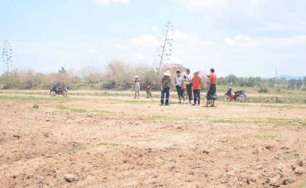 အငြင်းပွားနေတဲ့ မြေယာမှာ ထယ်ထွန်ပြီးတဲ့အချိန်မှာ ရွာသူ\သားများသွားရောက်ကြည့်နေကြစဉ်