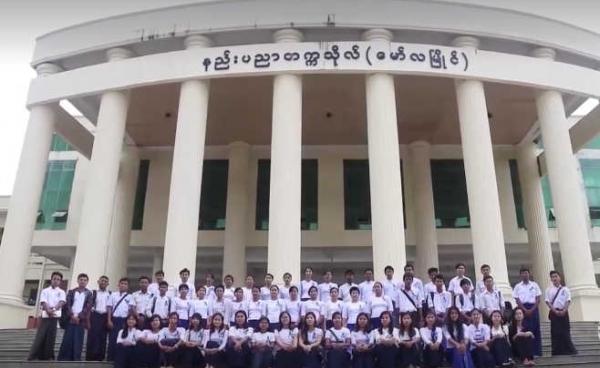 Participants in the blue-ribbon campaign in front of the Technology University of Mawlamyine (Photo: Internet)