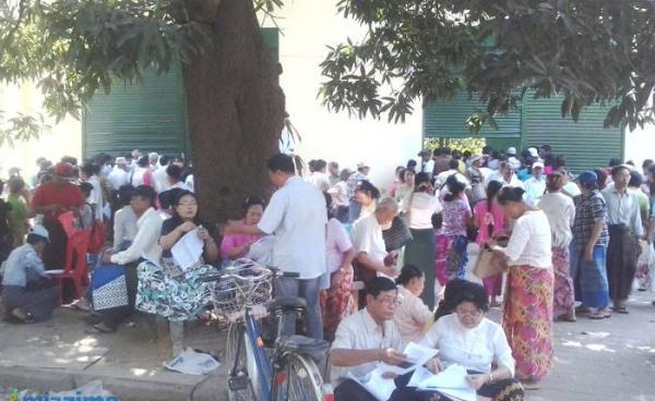 Pensioners at Yangon Region Govt office Photo: Mizzima