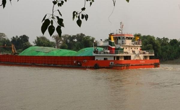 Ship carrying coal up Attaran River (Photo: MNA)