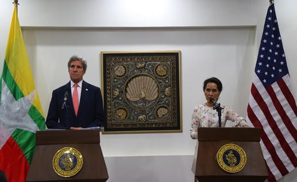 US Secretary of State John Kerry (L) and Myanmar Foreign Minister and State Counselor Aung San Suu Kyi (R) during the joint press conference at the Ministry of Foreign Affairs in Nay Pyi Taw on 22 May 2016. Photo: Min Min/Mizzima