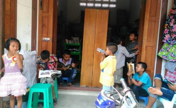  Deirel(မိုးသောက်ကြယ်)စာကြည့်တိုက်တွင် ကလေးငယ်များ စာဖတ်နေကြစဉ်(ဓာတ်ပုံ- Mai Sokhlei Par)