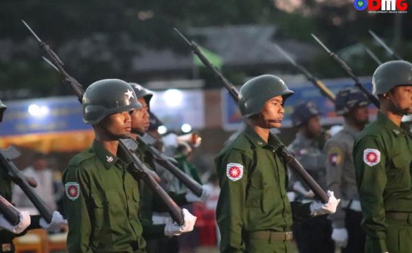 စစ်တွေမြို့တွင် ပြုလုပ်သည့် (၇၂) နှစ်မြောက် လွတ်လပ်ရေးနေ့အခမ်းအနားတွင် တွေ့ရသော တပ်မတော်သားများ။ (ဓာတ်ပုံ - တိုးမြတ်)