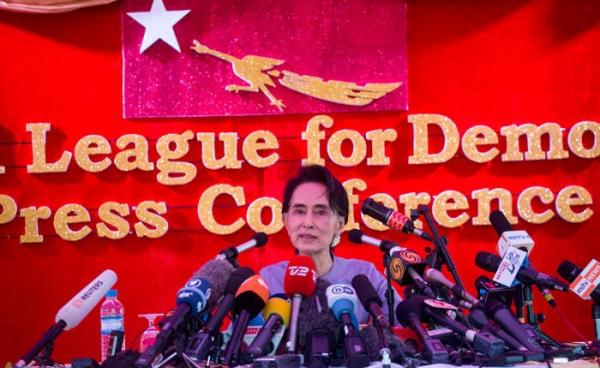 National League for Democracy party leader Daw Aung San Suu Kyi speaks to local and foreign media during a press conference for the upcoming general elections at her residence in Yangon, Myanmar, 5 November 2015. Photo: Hong Sar/Mizzima
