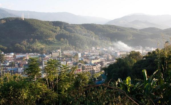 The KIA’s proclaimed capital, Laiza, which is directly split in half by the border with China’s Yunnan province in the background. Photo: Human Rights Watch