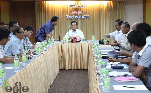 ညီညွတ်သောတုုိင်းရင်းသားလူမျိုးများ ဖက်ဒရယ်ကောင်စီ (UNFC )မှ နုုိင်ငံရေးဆုုိင်ရာ ညှိနှိုင်းဆွေးနွေးရေး ကုုိယ်စားလှယ်အဖွဲ့ (DPN) ခေါင်းေ်ဆာင်များ ဇူလုုိင်လ ၁၉  ရက်က ထုုိင်းနုုိင်ငံ ချင်းမုုိင်မြို့ရှိ Khumphucome ဟုုိတယ်တွင် အစည်းအဝေး ကျင်းပစဉ်။ (ဓာတ်ပုံ- ဖနိဒါ) 