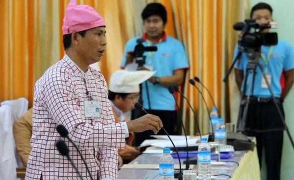 Deputy speaker Dr. Aung Naing Oo was discussing at the Hluttaw (Photo: MNA)