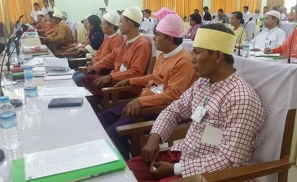 (ယာအစွန်ဆုံးလူ) မွန်ပြည်နယ်လွှတ်တော်အစည်းအဝေးတရပ်၌ ဒေါက်တာအောင်နိုင်ဦး တက်ရောက်နေစဉ်(Facebook)