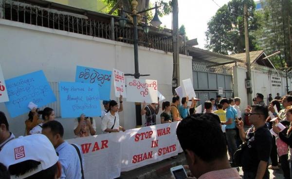 ဘန်ကောက် မြန်မာသံရုံးရှေ့တွင်တောင်းဆိုဆန္ဒပြစဉ်(TACDB)  