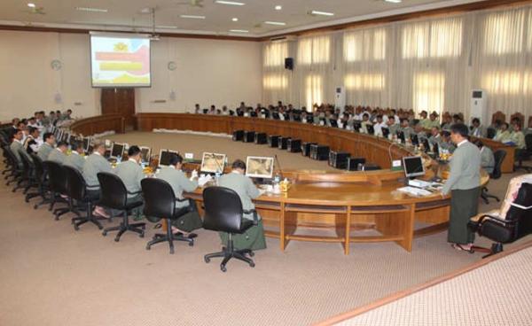  ပြည်ထောင်စုရွေးကောက်ပွဲကော်မရှင် ဥက္ကဋ္ဌနှင့် အဖွဲ့ဝင်များ အစည်းအဝေး ကျင်းပနေသည်ကို တွေ့ရစဉ်။ (ဓာတ်ပုံ- UEC)