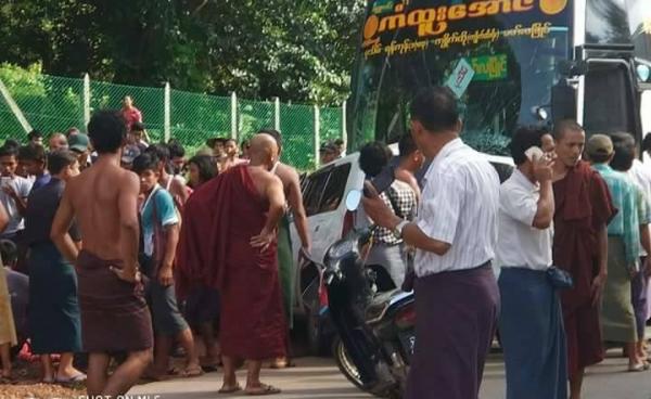 ယာဉ်တိုက်မှုဖြစ်ပွားခဲ့ပြီး မြင်ကွင်း(Facebook)