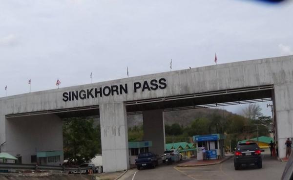 မေ ၃၀ ရက်က ပရာကျွတ်ခရိုင်ရှိ ဆင်ခွန်းအထူးယာယီနယ်စပ်ဂိတ်ကို တွေ့ရစဉ်။ ဓာတ်ပုံ- ဇော်နီ