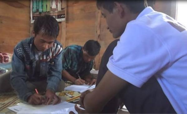 ရွှေ့ပြောင်းဒုက္ခသည်များ စုရှိနေသည့် မော်ချီးဒေသဘက်တွင် မှတ်ပုံတင်များ ပြုလုပ်ပေးနေစဉ် (ဓါတ်ပုံ-ကေတီ)